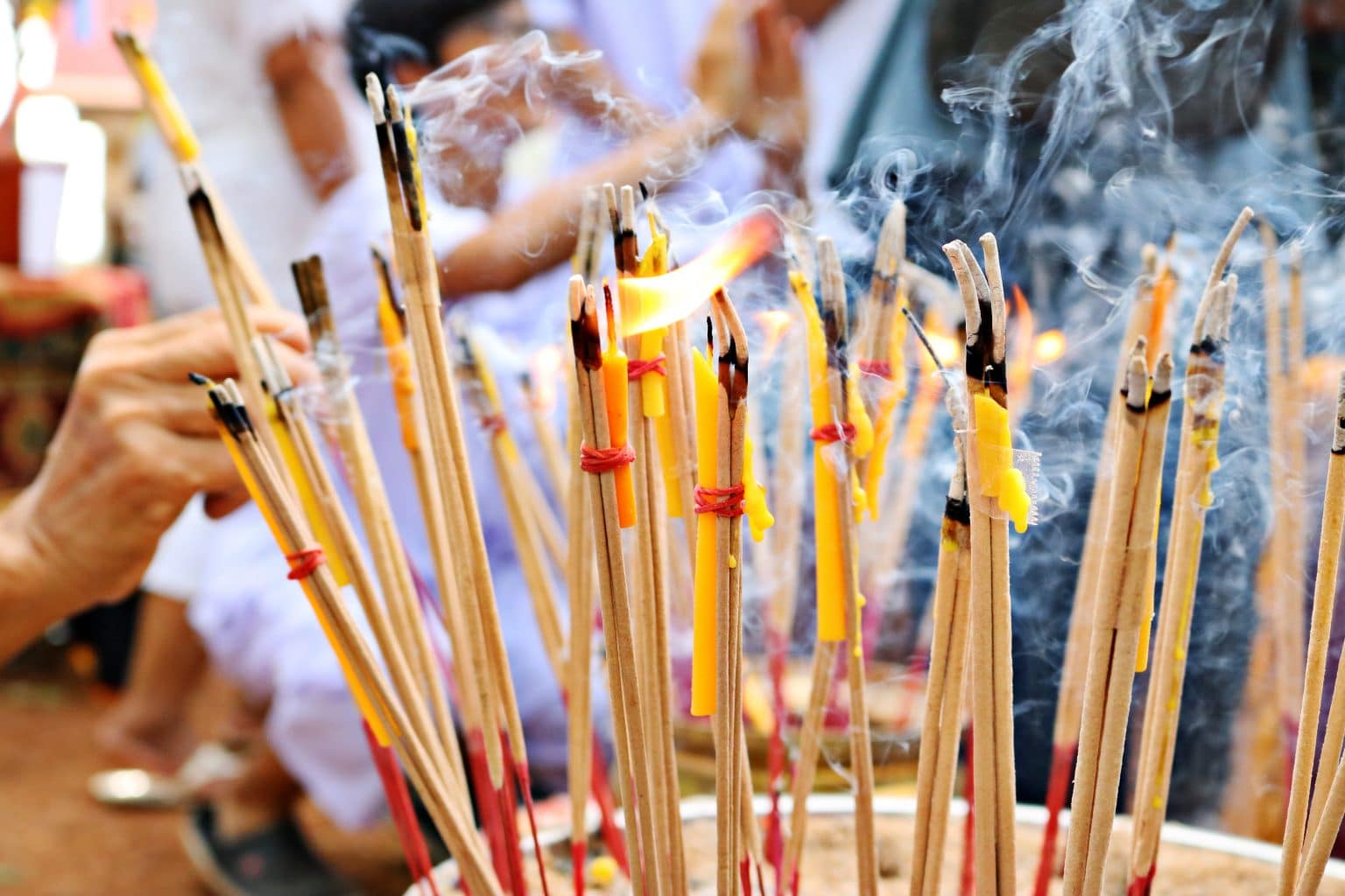 Räucherstäbchen verbrennen Religion rauchen Spiritualität