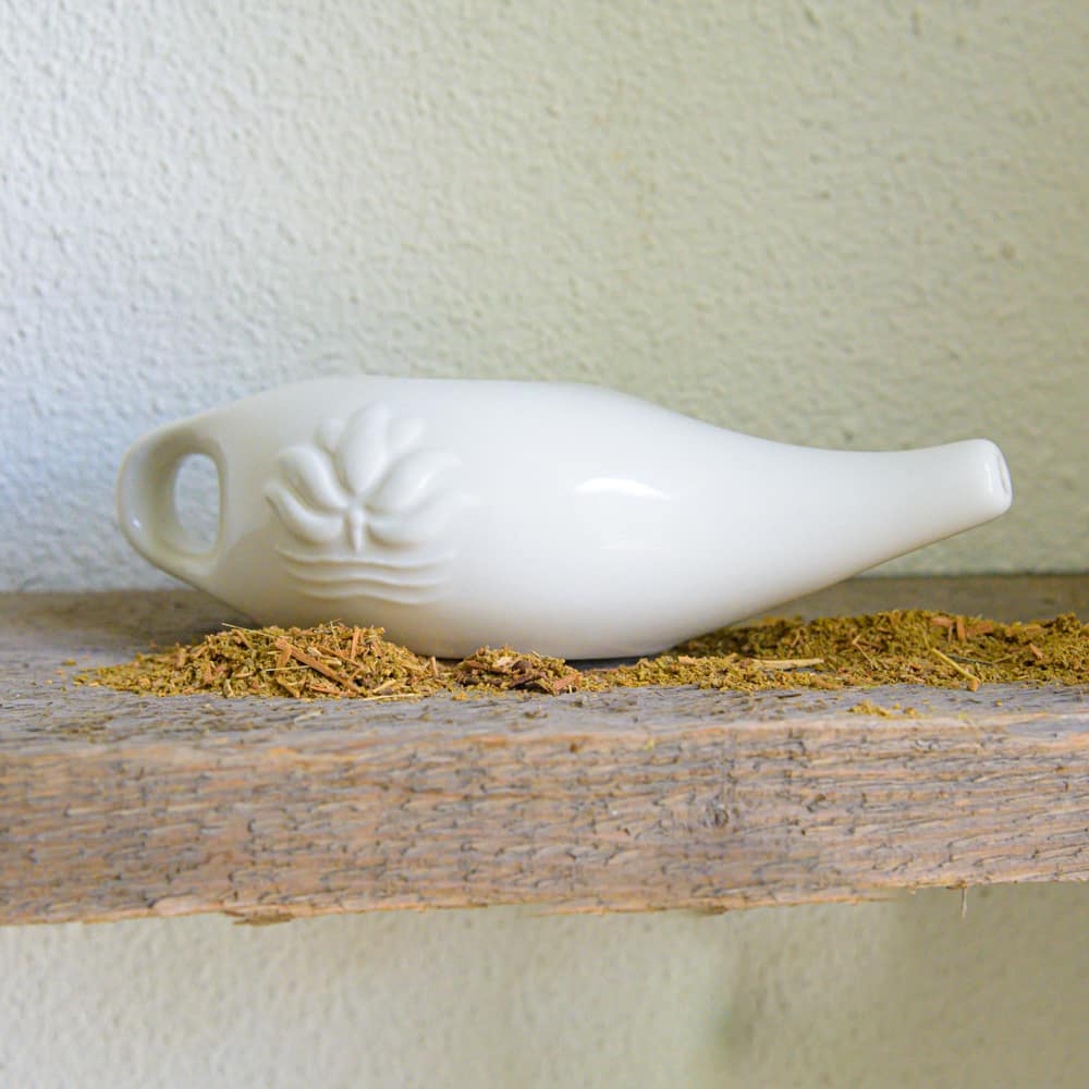 Neti Pot Keramik auf Holzbrett