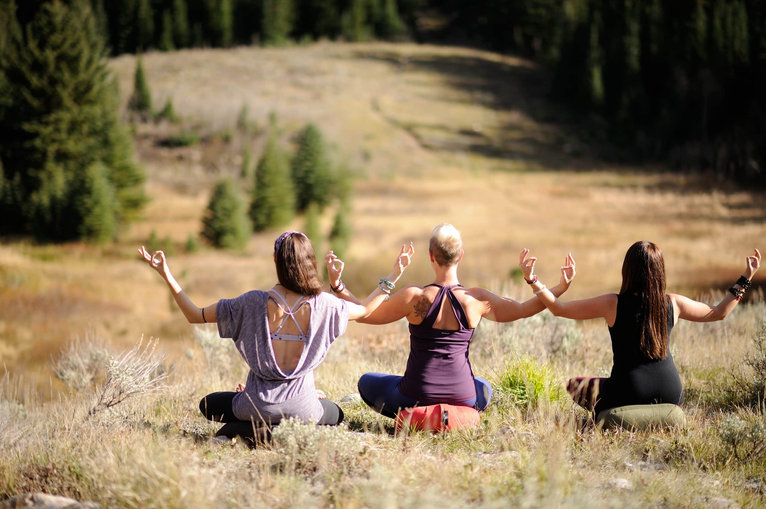 drei Frauen in Meditationshaltung