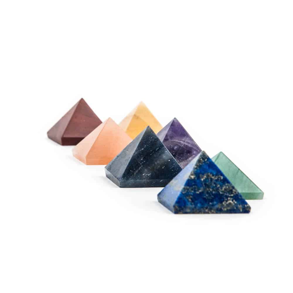 Set von 7 pyramidenförmigen Steinen in den Chakrenfarben