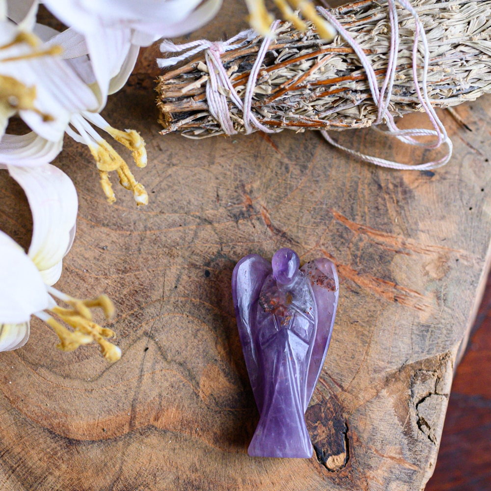 Amethyst Edelstein Engel Figut auf Holz mit Weihrauchbündel und Blüten