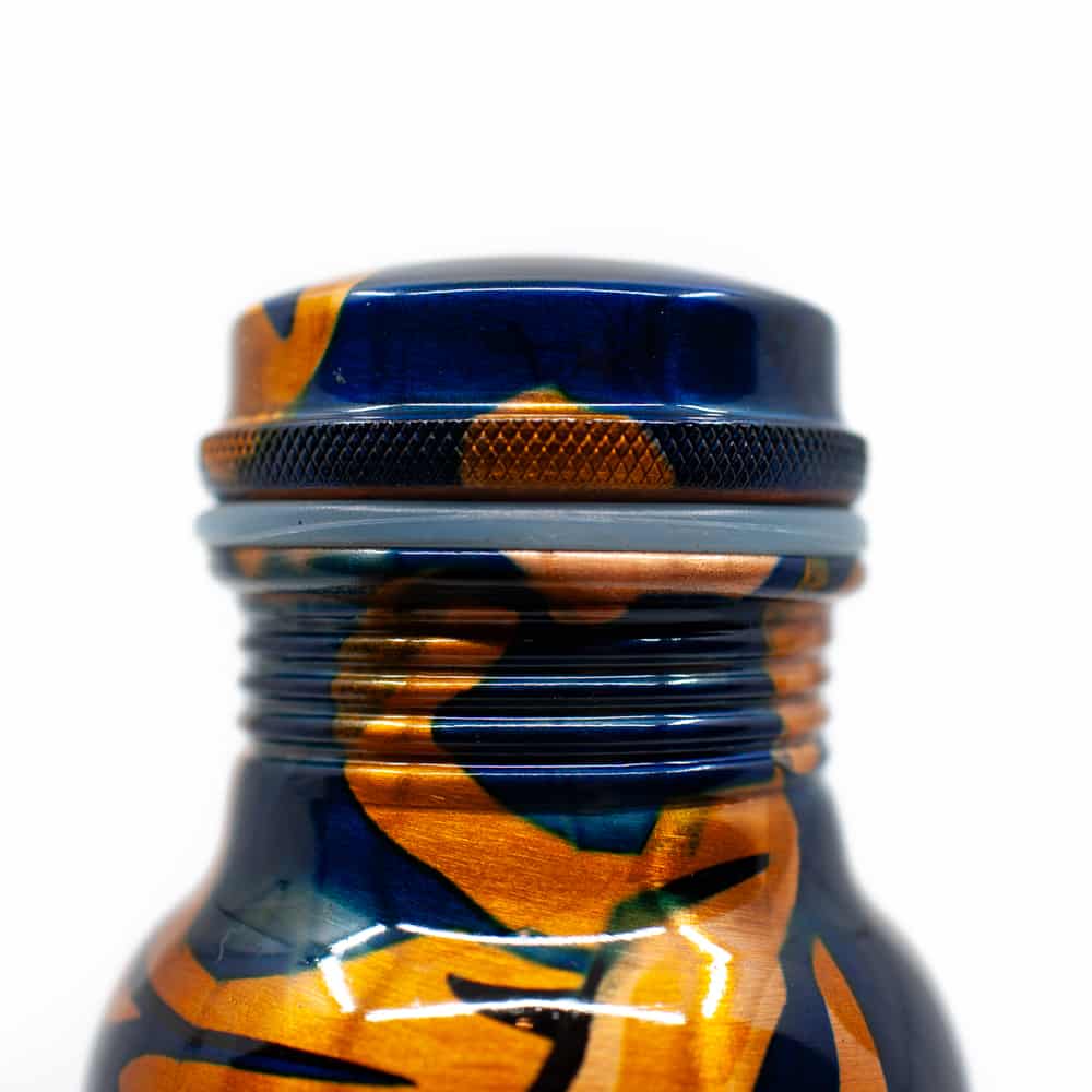 Kupferflasche Flaschenhals blau Kupfer auf weißem Hintergrund mit Deckel
