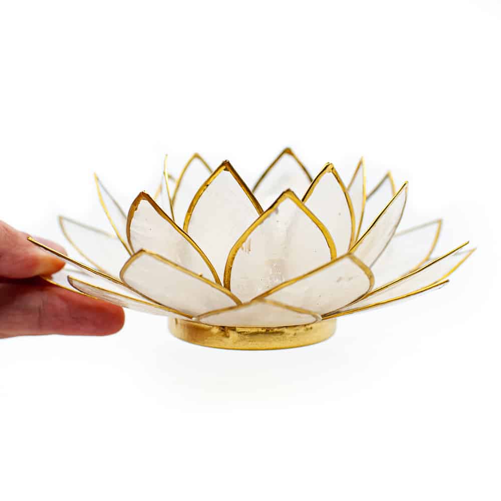 Finger halten Lotusblume Stimmungslicht Teelichthalter weiß Gold auf weißem hintergrund