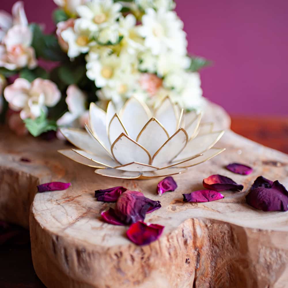 Lotusblume Bedeutung Lotusblume Stimmungslicht Teelichthalter weiß und gold auf Holz mit Blüten