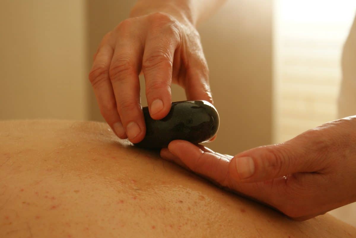 Hotsone Massage Hände massieren Rücken mit Heißem Stein und Massage Öl