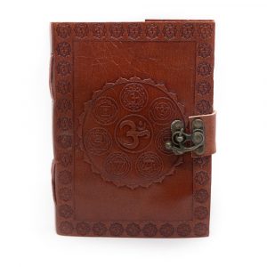 Handgefertigtes Leder-Notizbuch OM Chakren mit Schloss (17,5 x 13 cm)