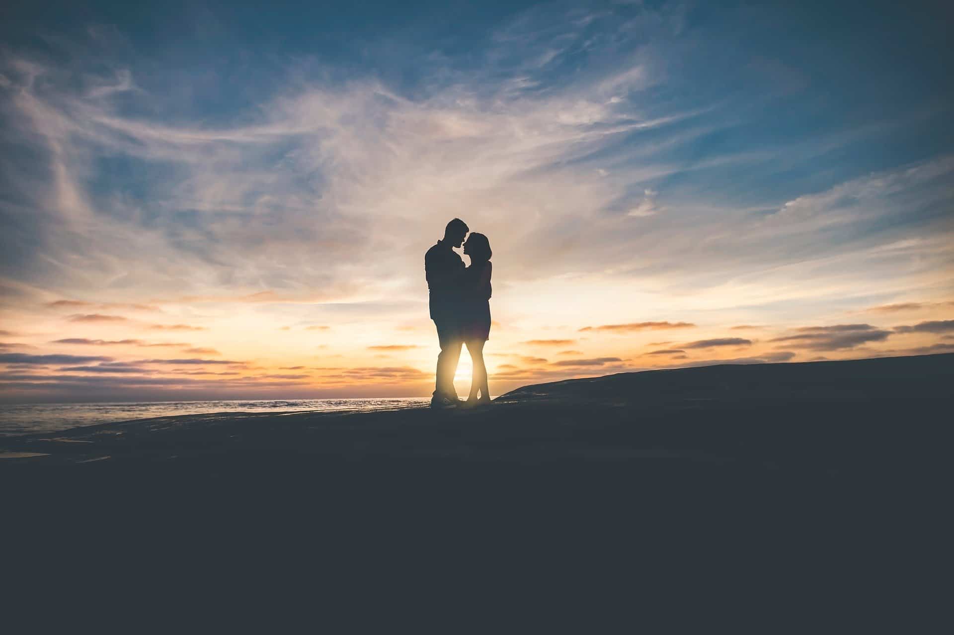 Silhouette Paar am Meer vor Sonnenuntergang