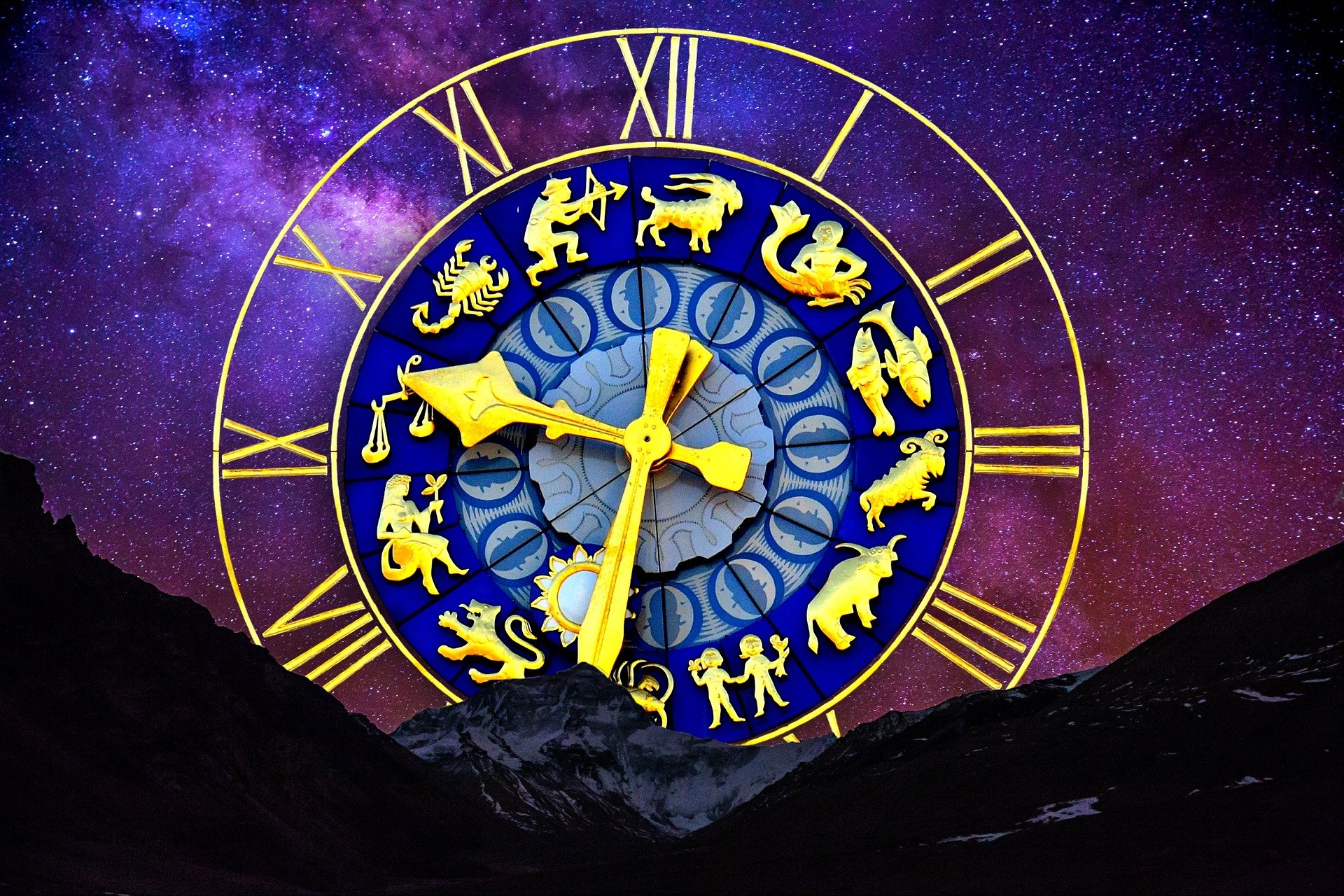 Sternzeichen Tierkreis goldene Uhr vor Sternenhimmel