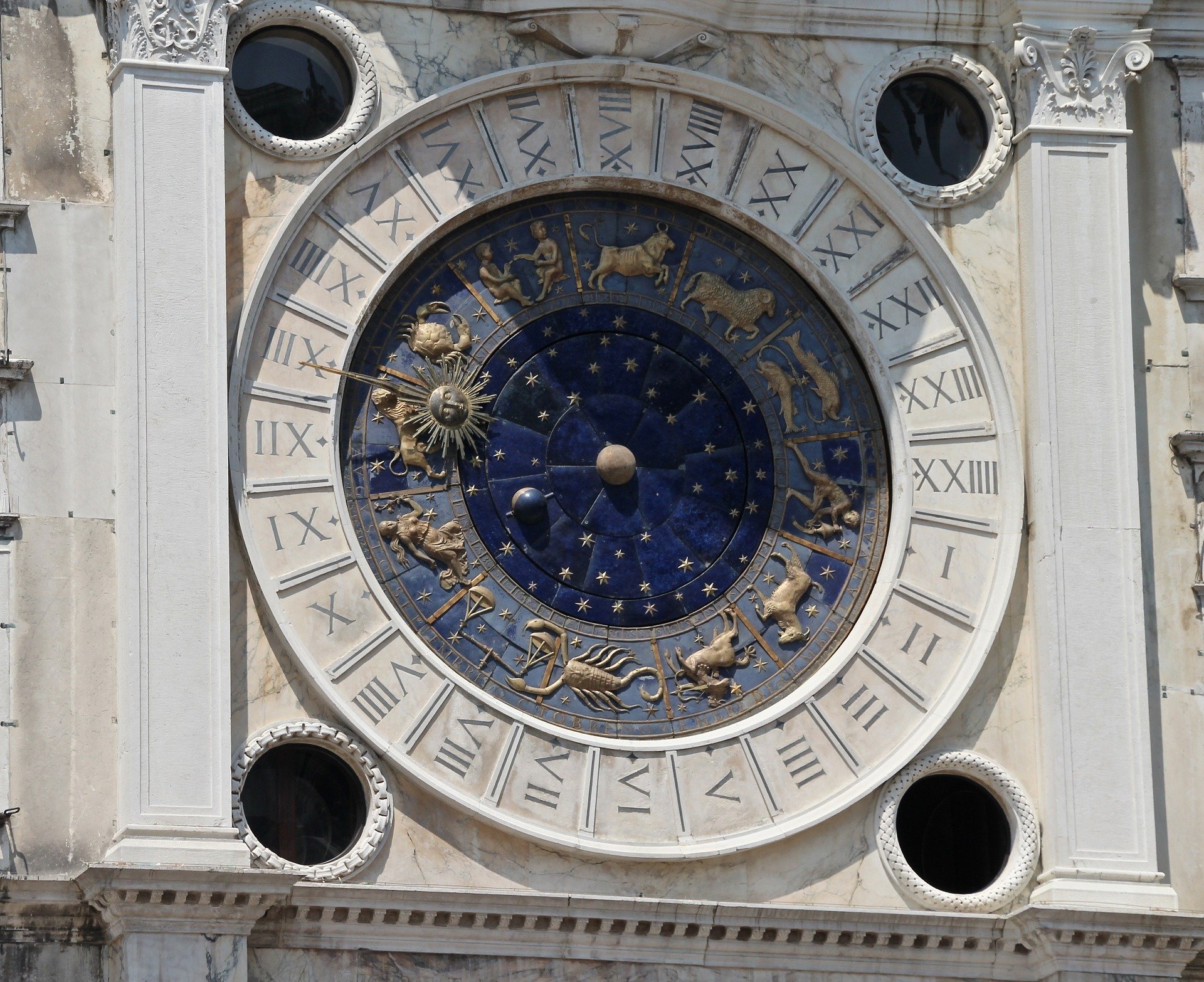 Sternzeichen Uhr Tierkreiszeichen blau gold an Wand