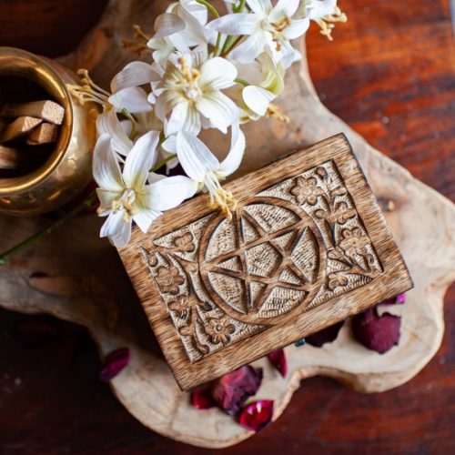 Holzbox Pentagramm mit Blumen geschnitzt auf Holz mit Blumen