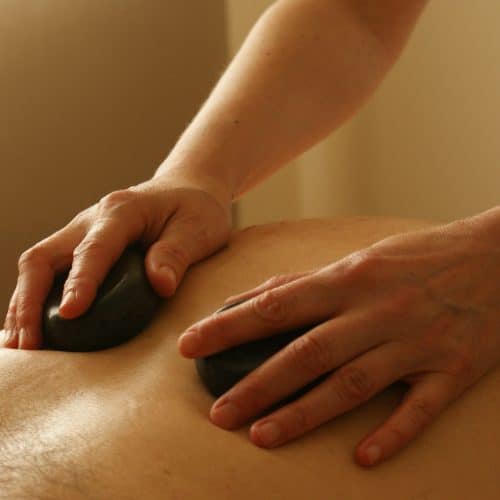 Hotstone-Massage – So funktioniert das Entspannen mit Steinen