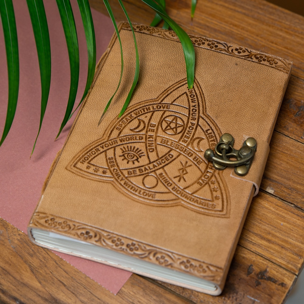 spirituelles Notizbuch mit positiven Texten auf Holztisch