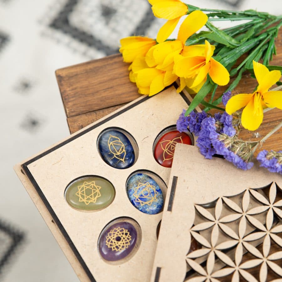 Chakra Edelsteine Taschensteine Set in Blume des Lebens Aufbewahrungsdose